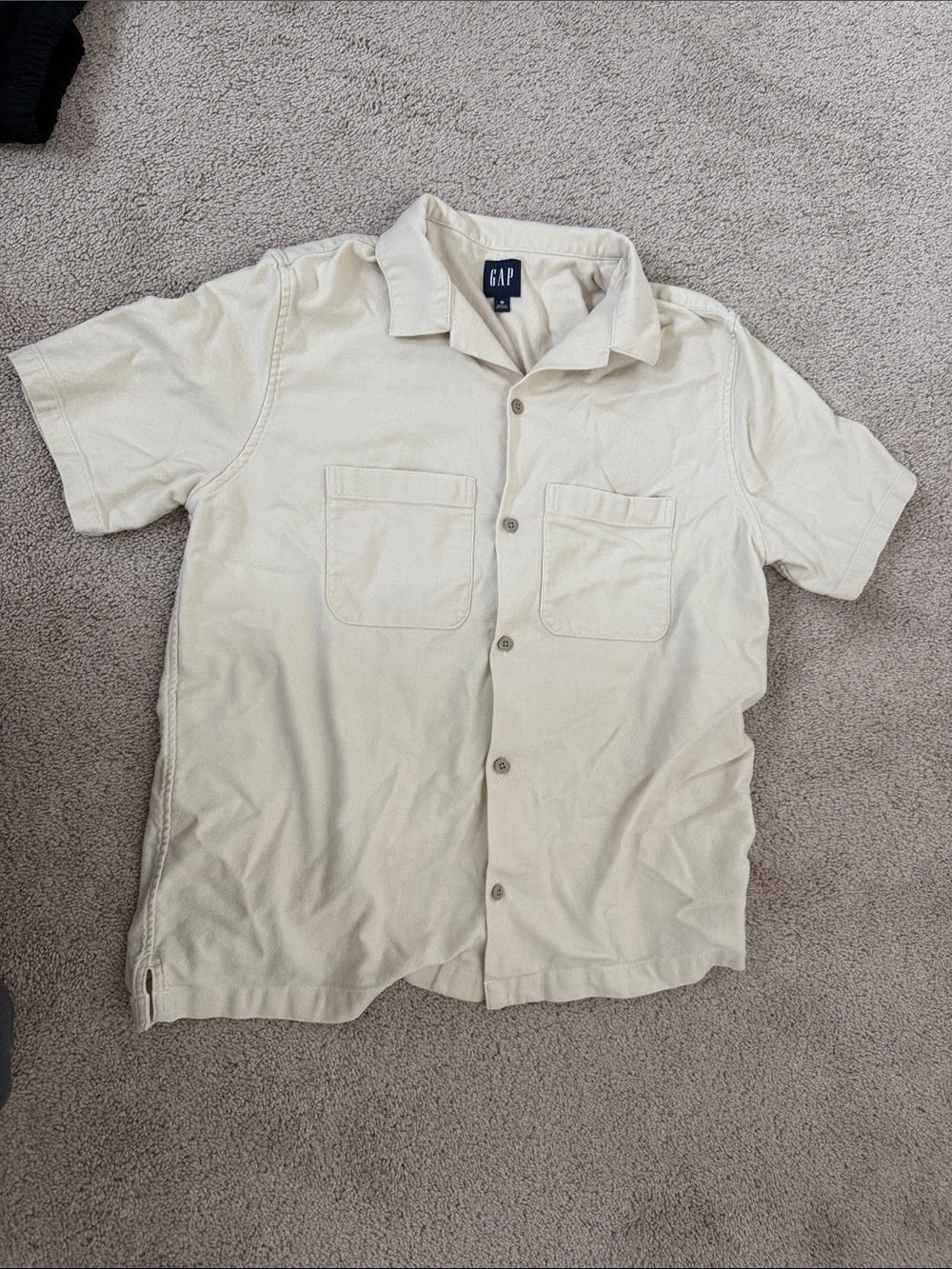 GAP Men's Short-Sleeve Button-Down Shirt in Off-White/Cream